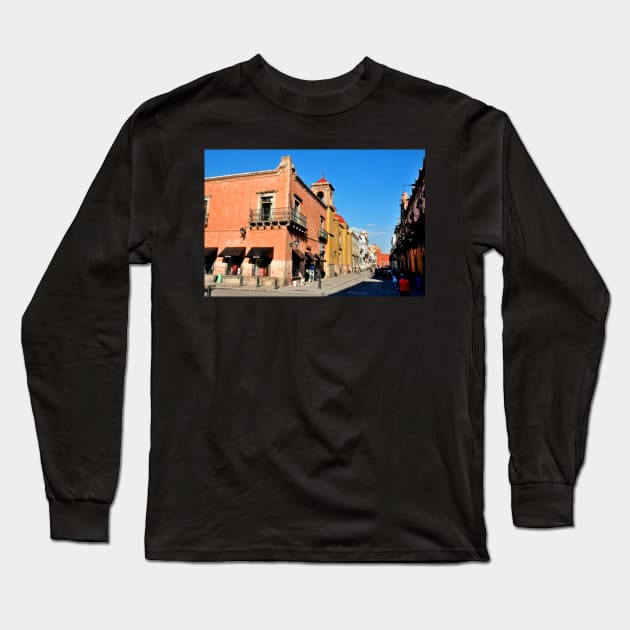 Rue de Queretaro, Mexique Long Sleeve T-Shirt by franck380